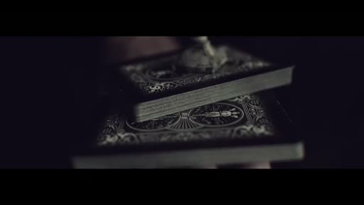 燭台のそばに置かれたデック（The Haunted Packトレーラーより）