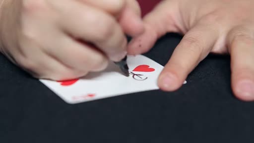 テーブルの上でカードにサインをする手元（Anniversary Waltzトレーラーより）