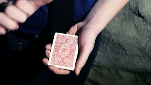 片手にデックを載せたままカードを差し込む場面（トレーラーより）