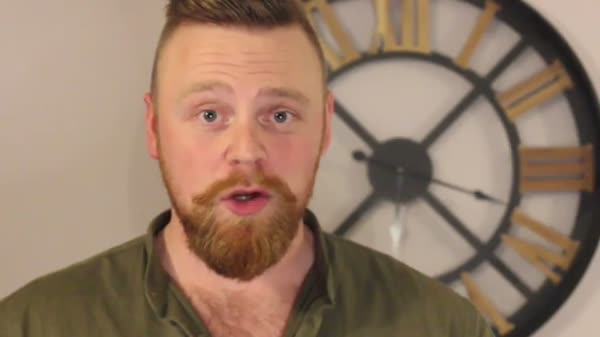 Noted（Jonny Ritchie）のトレーラーより、演者がスマートフォンを手に話しかける場面